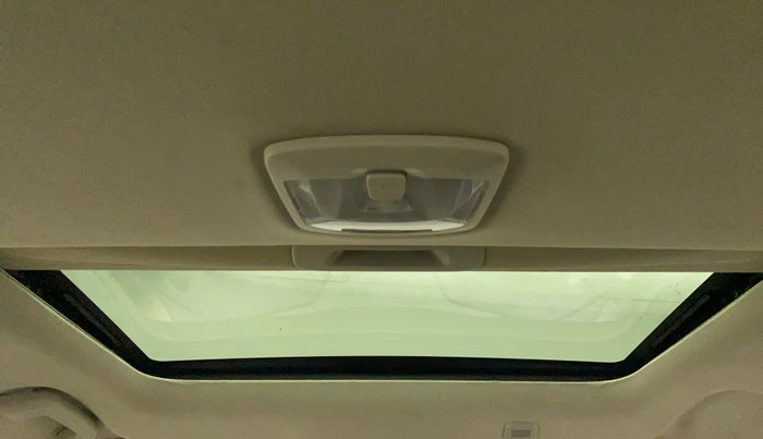 2022 Mahindra XUV300 W8 (O) 1.2 PETROL AMT, Petrol, Automatic, 20,474 km, Moonroof/ Sunroof
