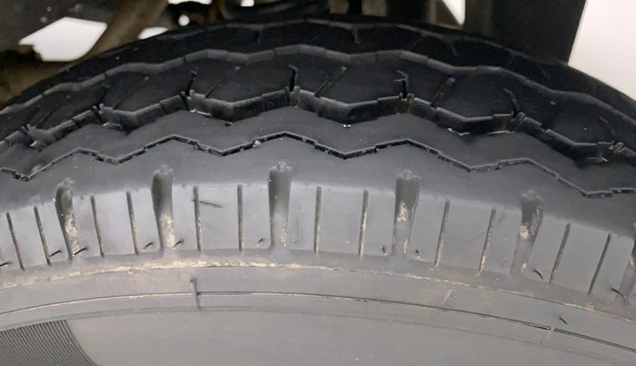 2022 Maruti Eeco 5 STR AC (O), Petrol, Manual, 2,630 km, Left Rear Tyre Tread