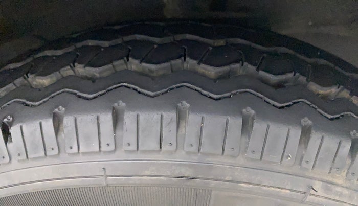 2022 Maruti Eeco 5 STR AC (O), Petrol, Manual, 2,630 km, Right Front Tyre Tread