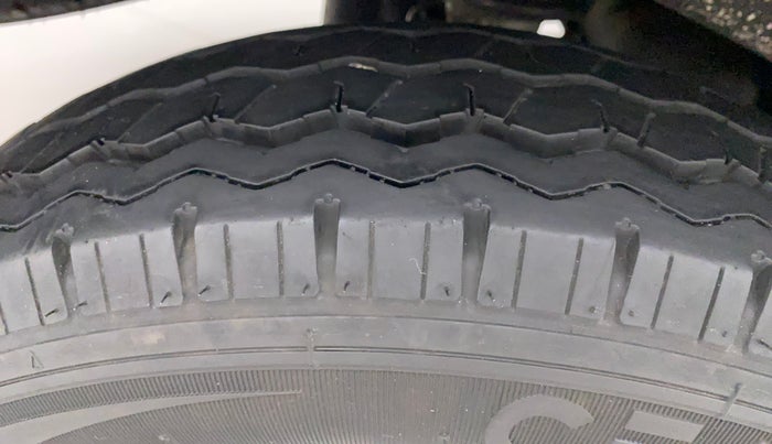 2022 Maruti Eeco 5 STR AC (O), Petrol, Manual, 2,630 km, Right Rear Tyre Tread