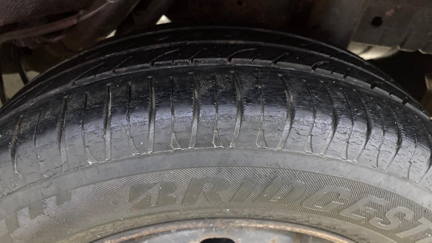 2017 Mahindra Kuv100 K4 6 STR, Petrol, Manual, 17,283 km, Left Rear Tyre Tread