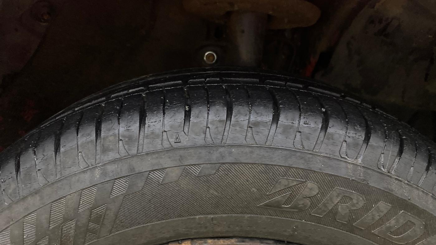 2017 Mahindra Kuv100 K4 6 STR, Petrol, Manual, 17,283 km, Right Front Tyre Tread