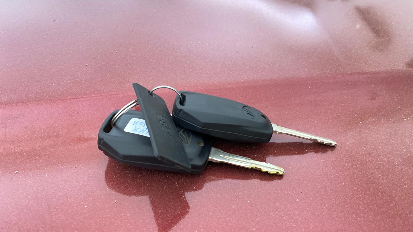 2017 Mahindra Kuv100 K4 6 STR, Petrol, Manual, 17,283 km, Key Close Up