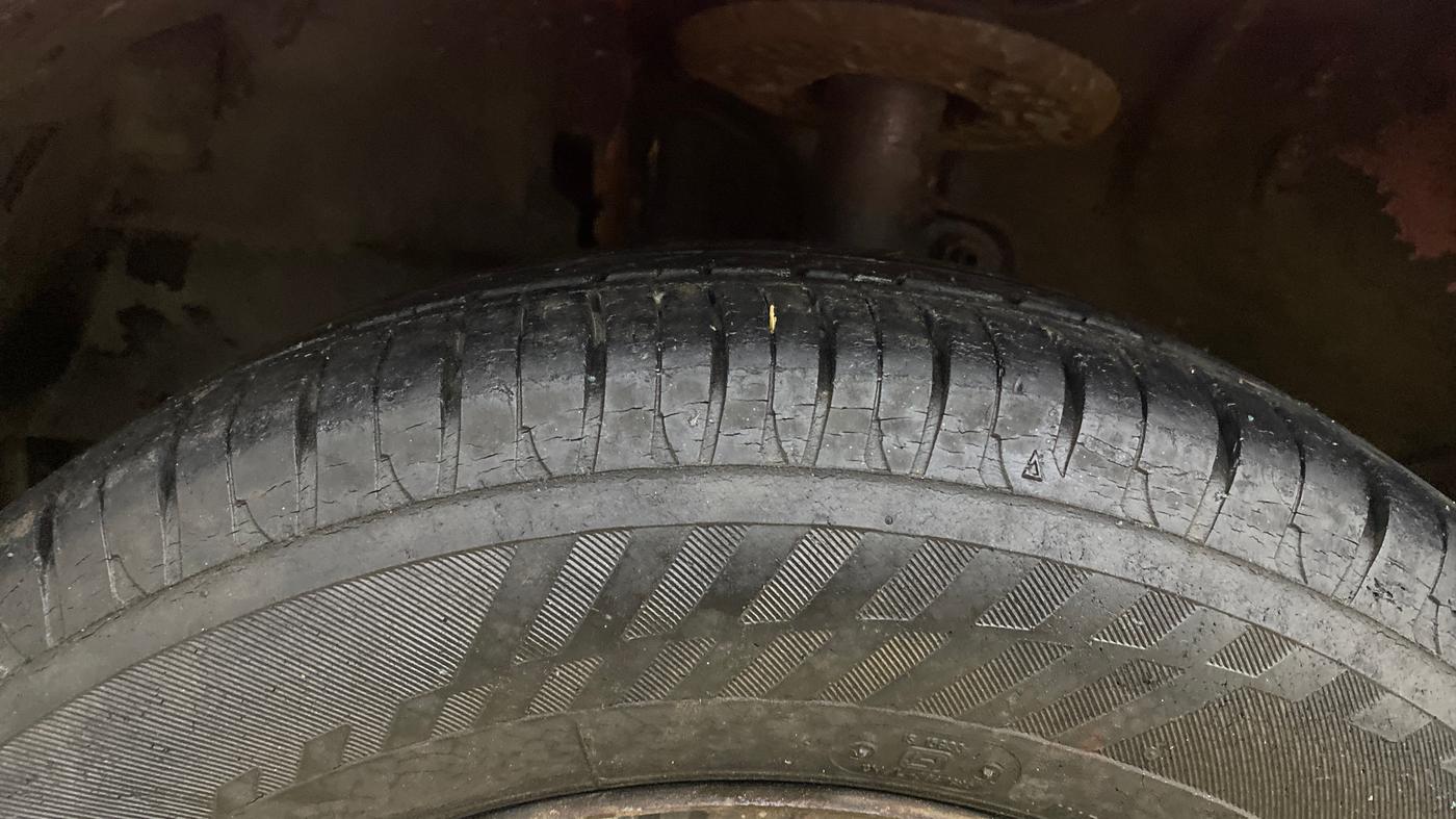 2017 Mahindra Kuv100 K4 6 STR, Petrol, Manual, 17,283 km, Left Front Tyre Tread