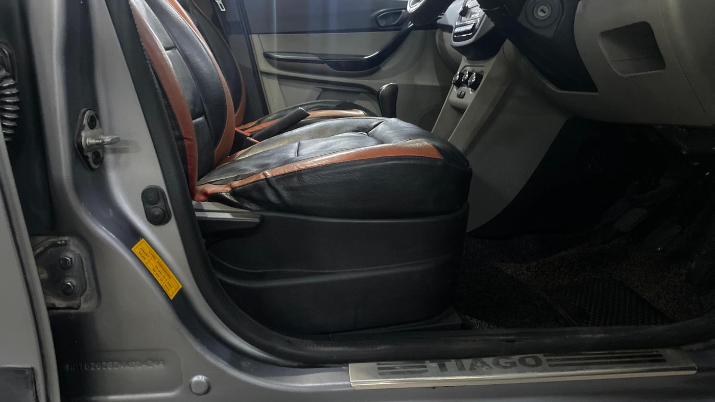 2019 Tata Tiago XT PETROL, Petrol, Manual, 72,414 km, Driver Side Adjustment Panel