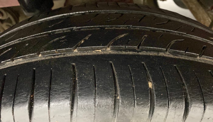 2017 Mahindra Kuv100 K4 6 STR, Petrol, Manual, 48,413 km, Right Rear Tyre Tread