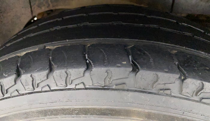 2018 Mahindra TUV300 T10, Diesel, Manual, 50,731 km, Right Rear Tyre Tread