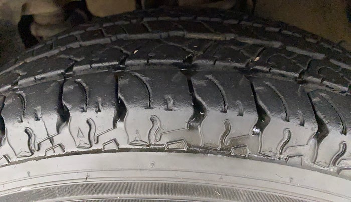 2018 Mahindra TUV300 T10, Diesel, Manual, 50,731 km, Left Front Tyre Tread