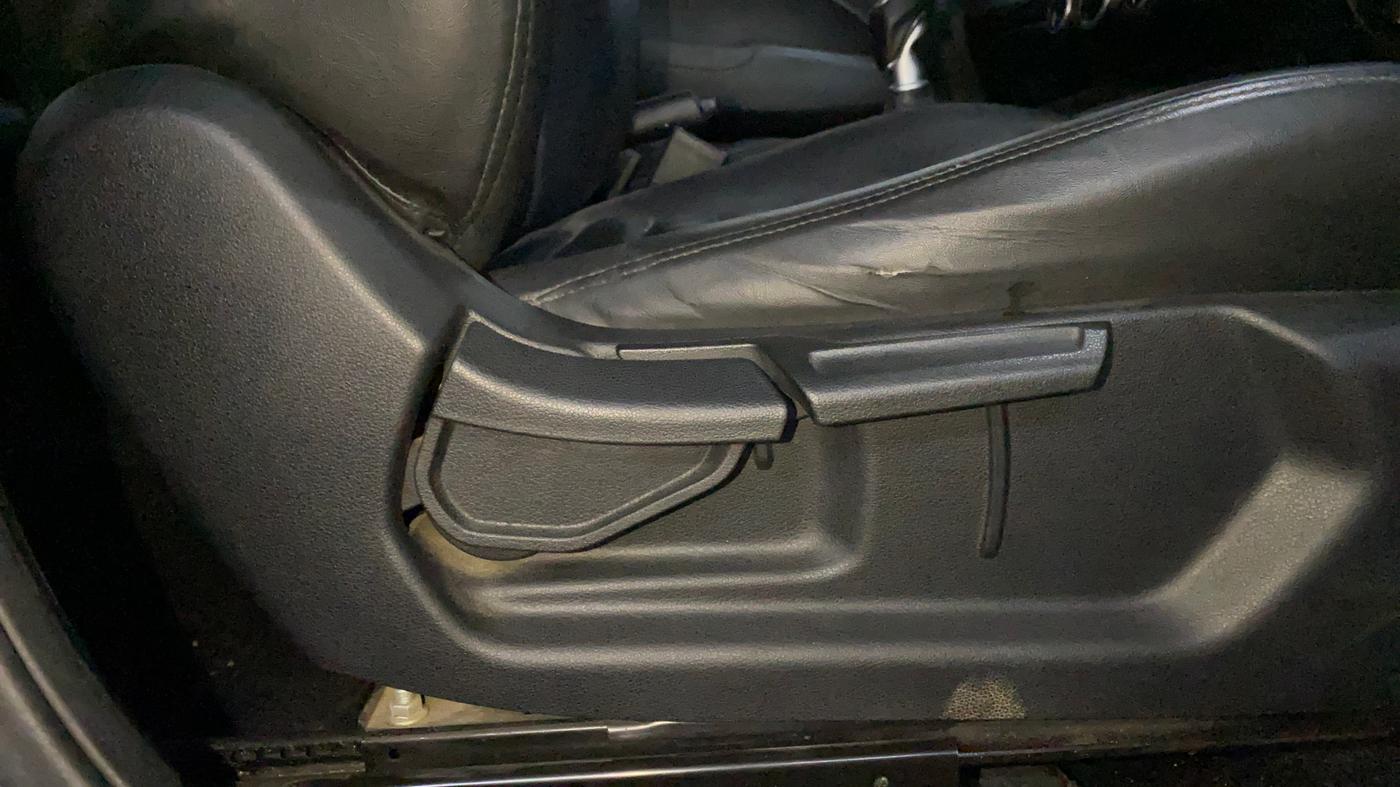 2019 Hyundai VENUE SX 1.4 CRDI, Diesel, Manual, 1,30,519 km, Driver Side Adjustment Panel