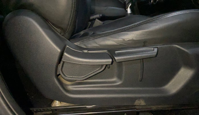 2019 Hyundai VENUE SX 1.4 CRDI, Diesel, Manual, 1,32,156 km, Driver Side Adjustment Panel