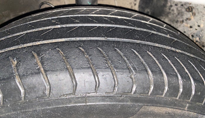 2019 Hyundai VENUE SX 1.4 CRDI, Diesel, Manual, 1,32,156 km, Right Front Tyre Tread