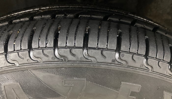 2014 Hyundai i10 SPORTZ 1.1, Petrol, Manual, 30,245 km, Left Front Tyre Tread