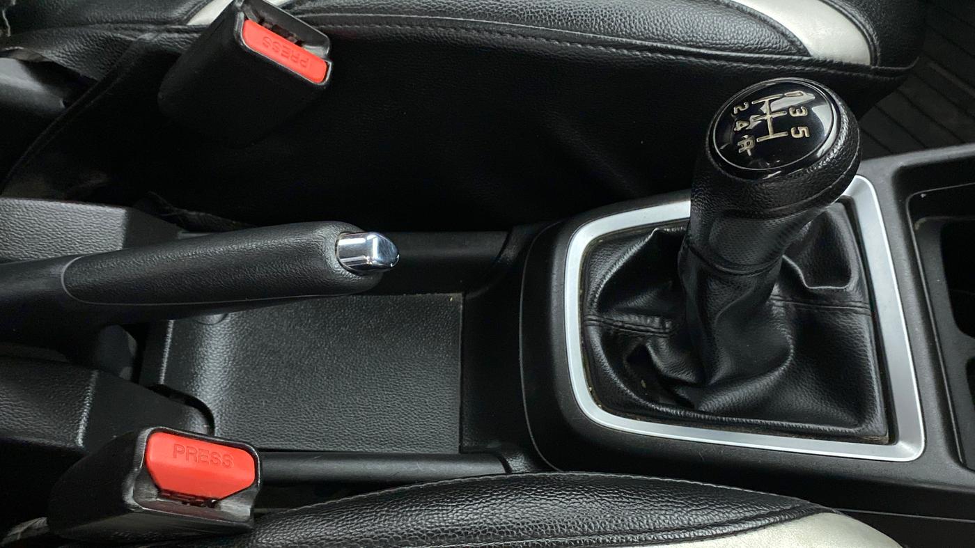 2019 Maruti Swift VXI, Petrol, Manual, 25,552 km, Gear Lever