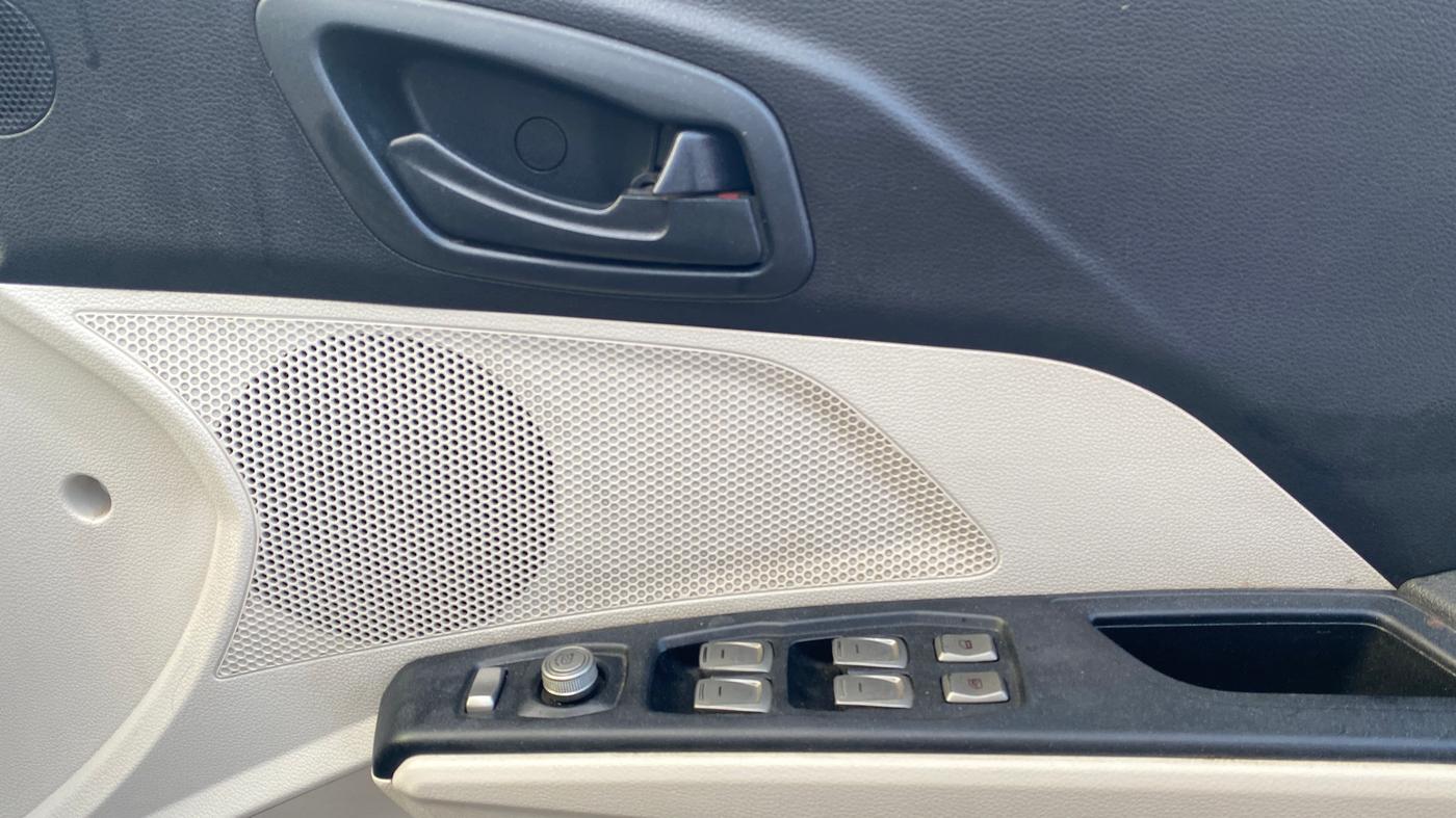 2023 Mahindra XUV300 W6 1.2 PETROL, Petrol, Manual, 52,358 km, Driver Side Door Panels Control