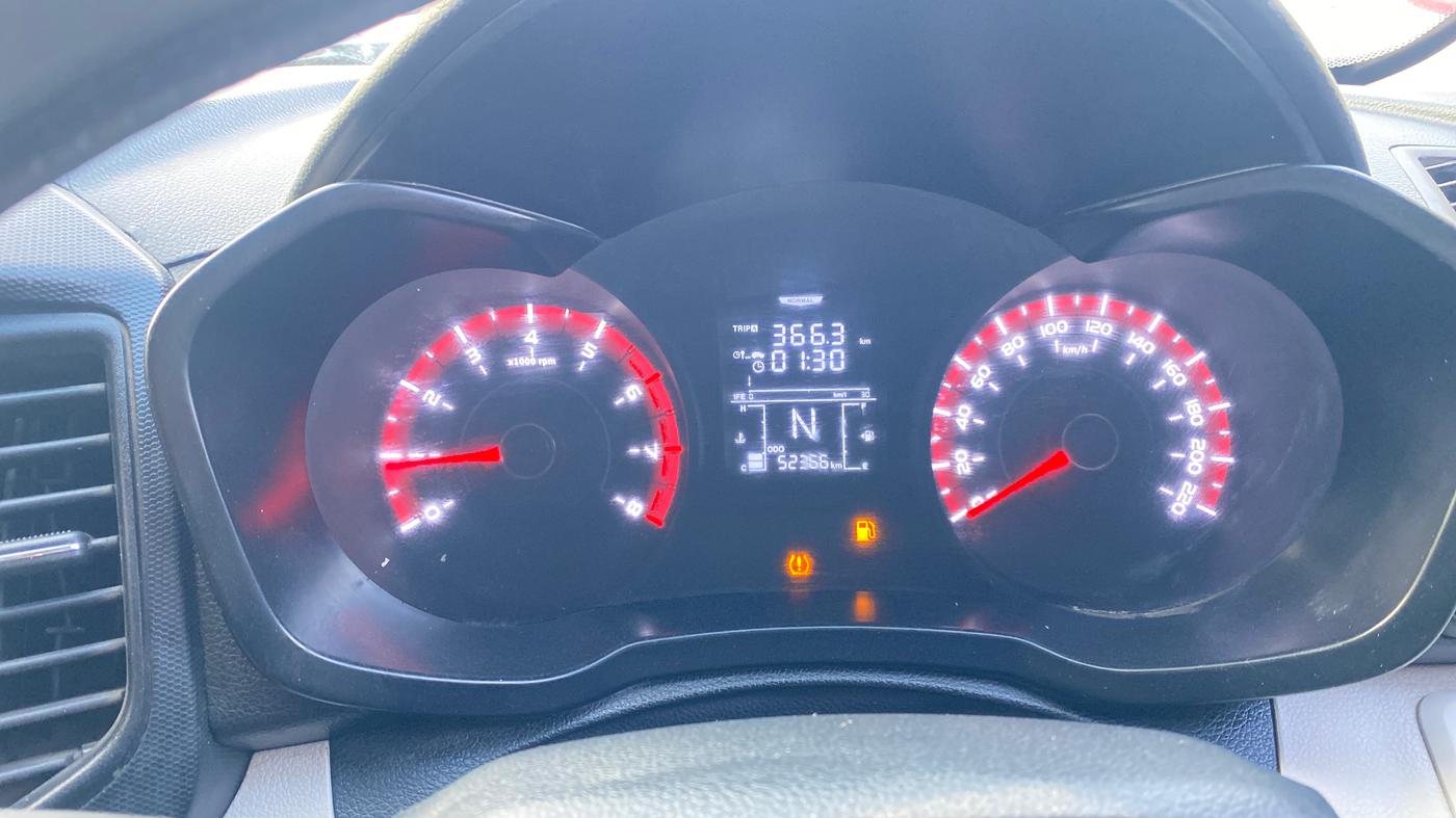 2023 Mahindra XUV300 W6 1.2 PETROL, Petrol, Manual, 52,358 km, Odometer Image