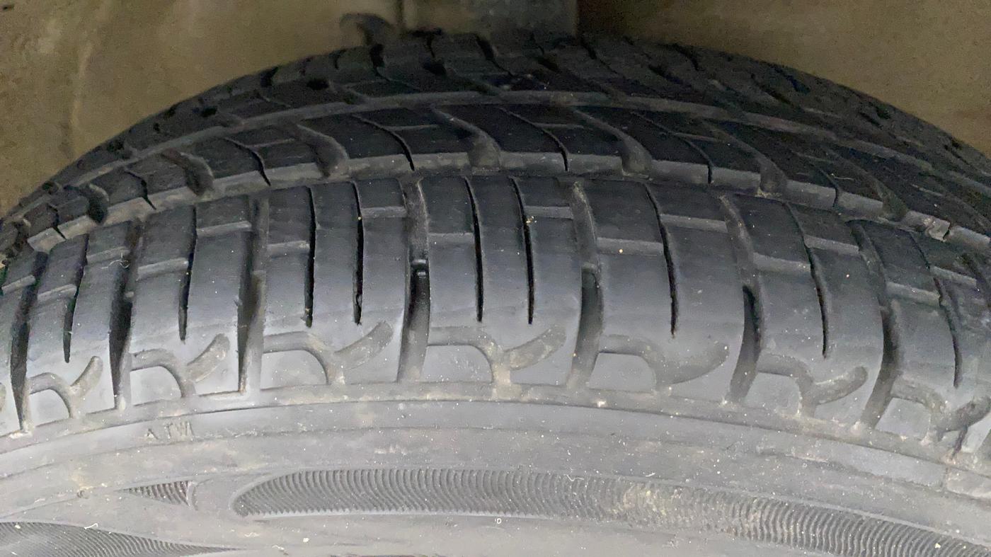 2017 Maruti Wagon R 1.0 VXI, Petrol, Manual, 39,121 km, Right Front Tyre Tread