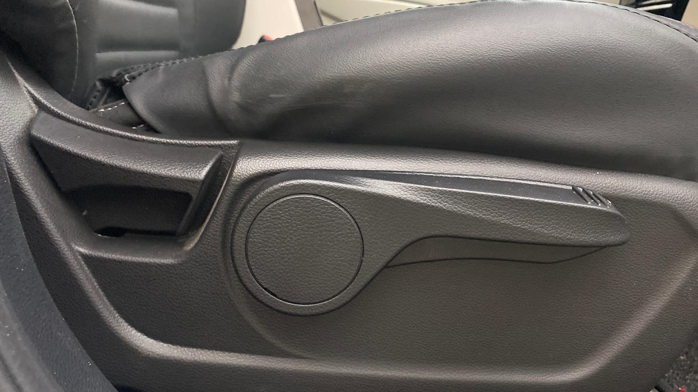 2024 Mahindra XUV 3XO AX5 1.2 L TCMPFi, Petrol, Manual, 5,026 km, Driver Side Adjustment Panel
