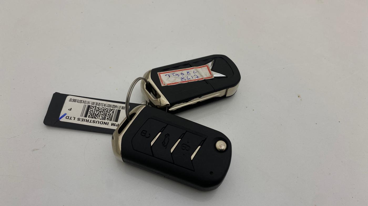 2024 Mahindra XUV 3XO AX5 1.2 L TCMPFi, Petrol, Manual, 5,026 km, Key Close Up