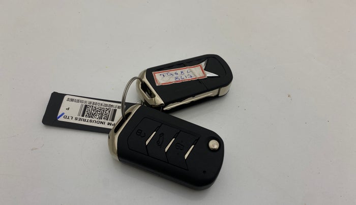 2024 Mahindra XUV 3XO AX5 1.2 L TCMPFi, Petrol, Manual, 5,026 km, Key Close Up