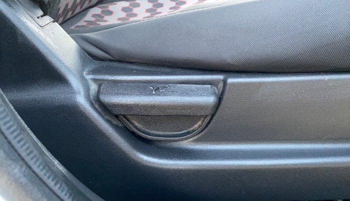 2013 Hyundai i20 MAGNA (O) 1.2, Petrol, Manual, 96,014 km, Driver Side Adjustment Panel