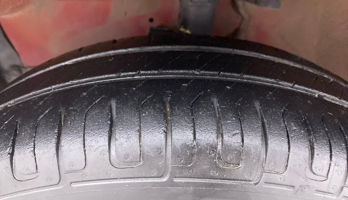 2011 Maruti Swift VXI D, Petrol, Manual, 50,977 km, Left Front Tyre Tread