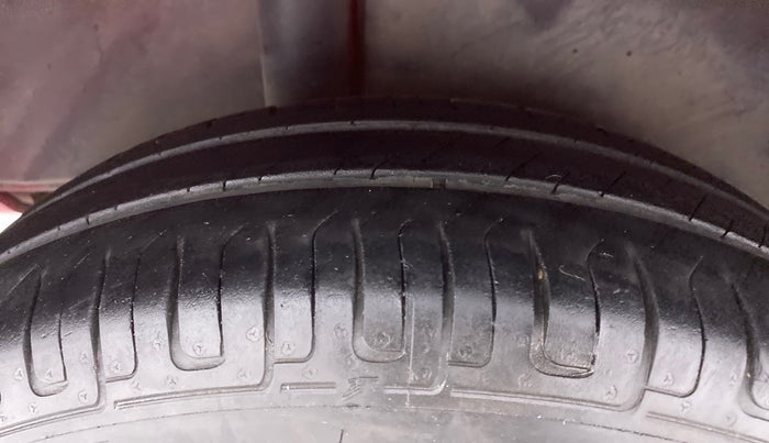 2011 Maruti Swift VXI D, Petrol, Manual, 50,977 km, Right Rear Tyre Tread