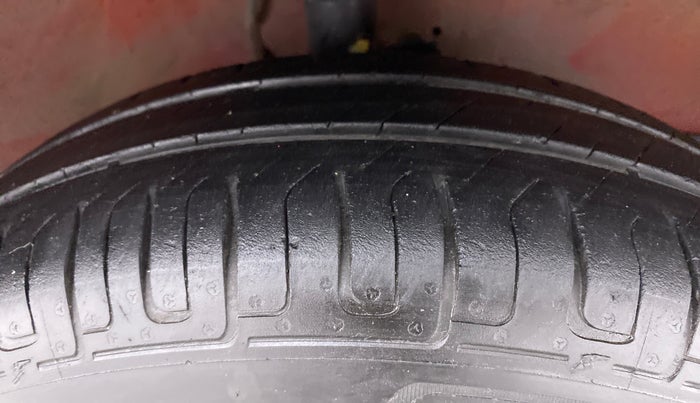 2011 Maruti Swift VXI D, Petrol, Manual, 50,977 km, Right Front Tyre Tread
