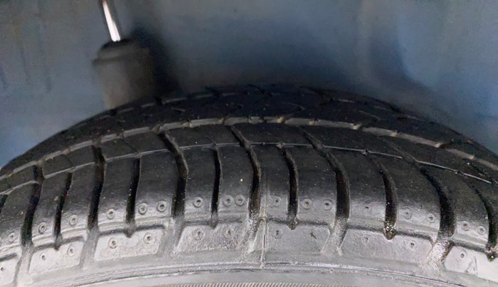 2012 Honda Brio EX MT, Petrol, Manual, 40,999 km, Right Rear Tyre Tread