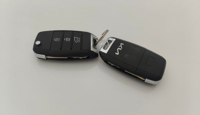 2023 KIA CARENS PRESTIGE 1.5 PETROL 7 STR, Petrol, Manual, 16,856 km, Key Close Up