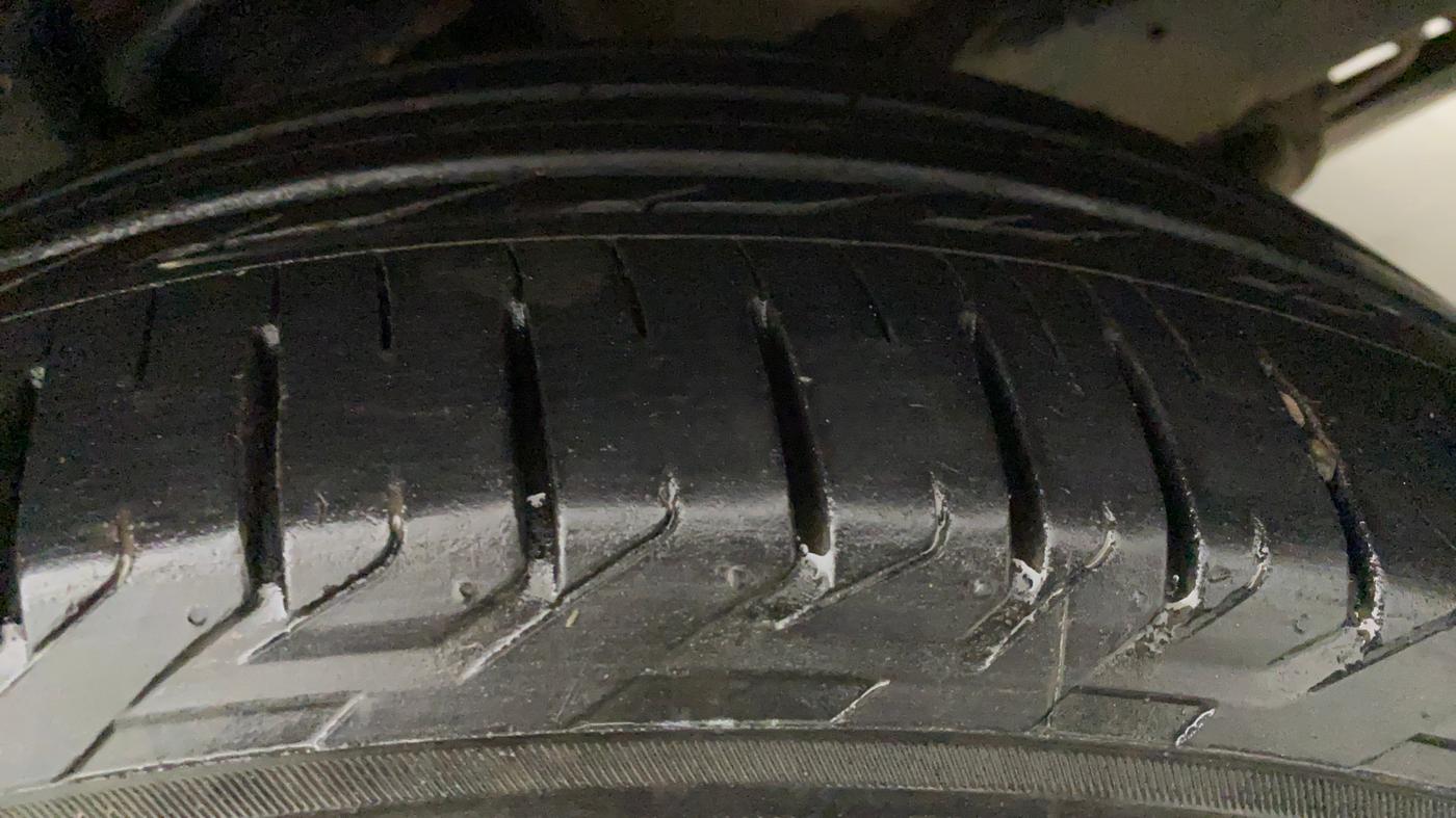2017 Toyota Innova Crysta 2.8 ZX AT 7 STR, Diesel, Automatic, 92,722 km, Left Front Tyre Tread