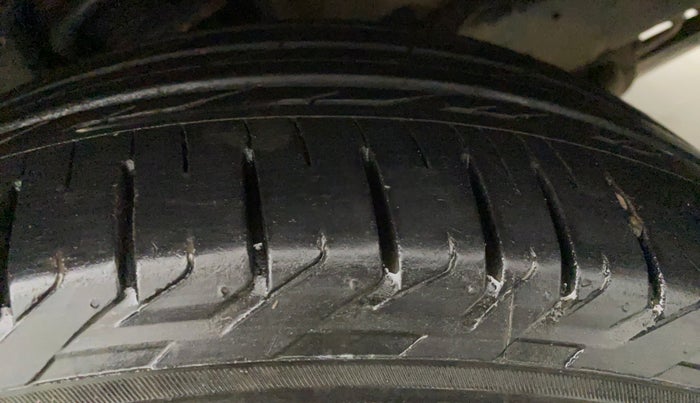 2017 Toyota Innova Crysta 2.8 ZX AT 7 STR, Diesel, Automatic, 92,722 km, Left Front Tyre Tread