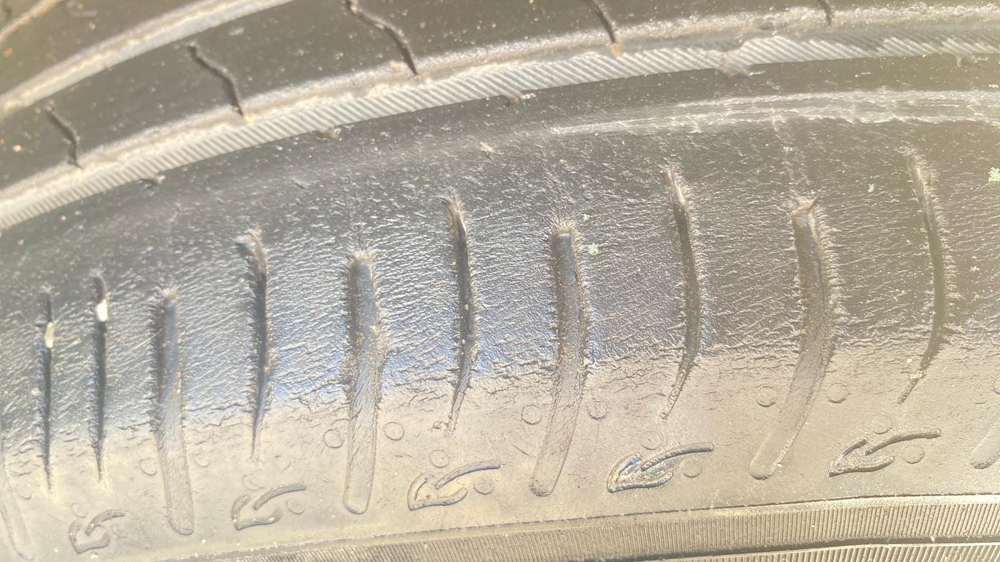2023 Maruti BREZZA ZXI AT SMART HYBRID, Petrol, Automatic, 60,099 km, Right Front Tyre Tread