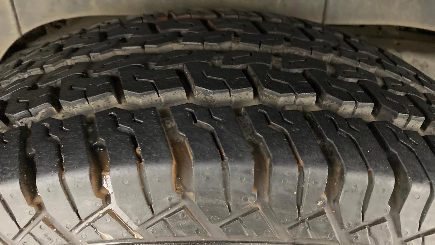 2015 Mahindra TUV300 T8, Diesel, Manual, 50,780 km, Right Rear Tyre Tread