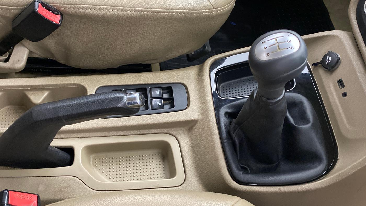 2015 Mahindra TUV300 T8, Diesel, Manual, 50,780 km, Gear Lever