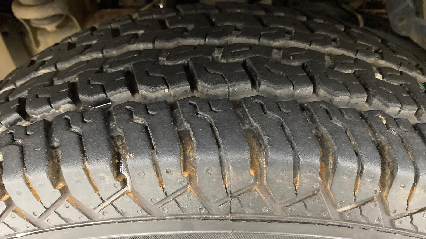 2015 Mahindra TUV300 T8, Diesel, Manual, 50,780 km, Left Front Tyre Tread