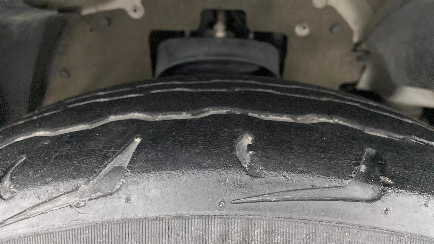 2019 Mahindra TUV300 T10 DUAL TONE, Diesel, Manual, 70,065 km, Right Front Tyre Tread