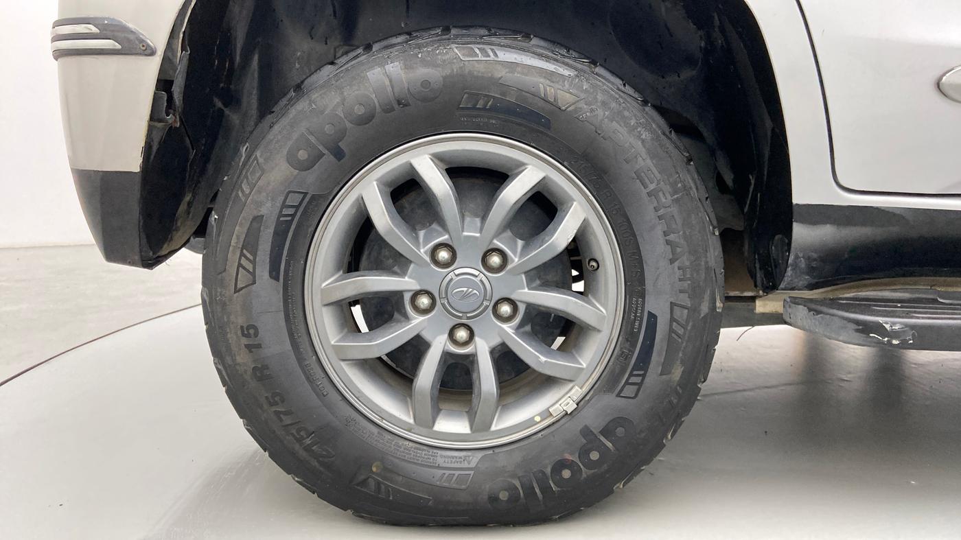 2019 Mahindra TUV300 T10 DUAL TONE, Diesel, Manual, 70,065 km, Right Rear Wheel