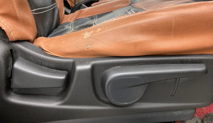 2019 Mahindra TUV300 T10 DUAL TONE, Diesel, Manual, 70,065 km, Driver Side Adjustment Panel