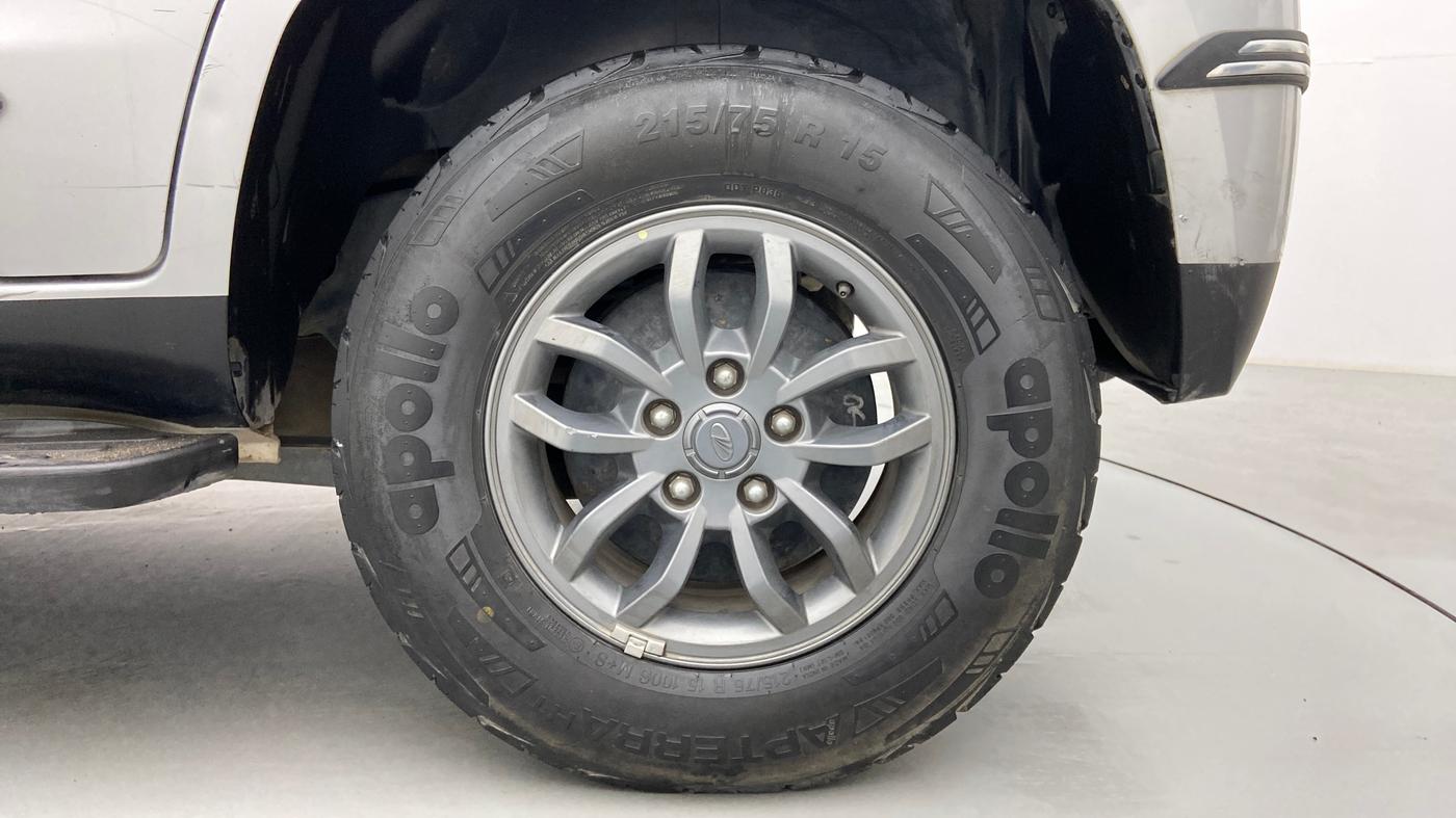 2019 Mahindra TUV300 T10 DUAL TONE, Diesel, Manual, 70,065 km, Left Rear Wheel
