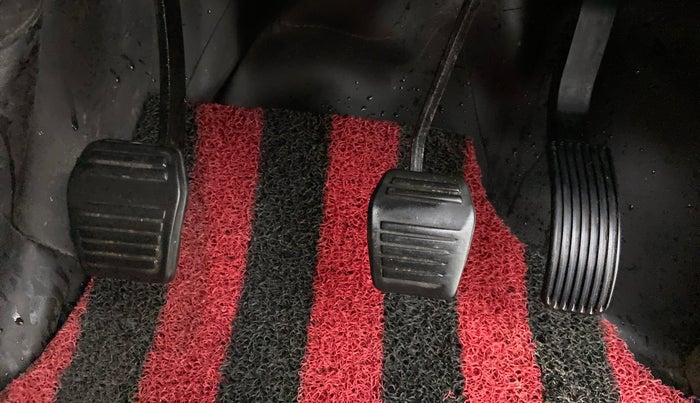 2019 Mahindra TUV300 T10 DUAL TONE, Diesel, Manual, 70,065 km, Pedals