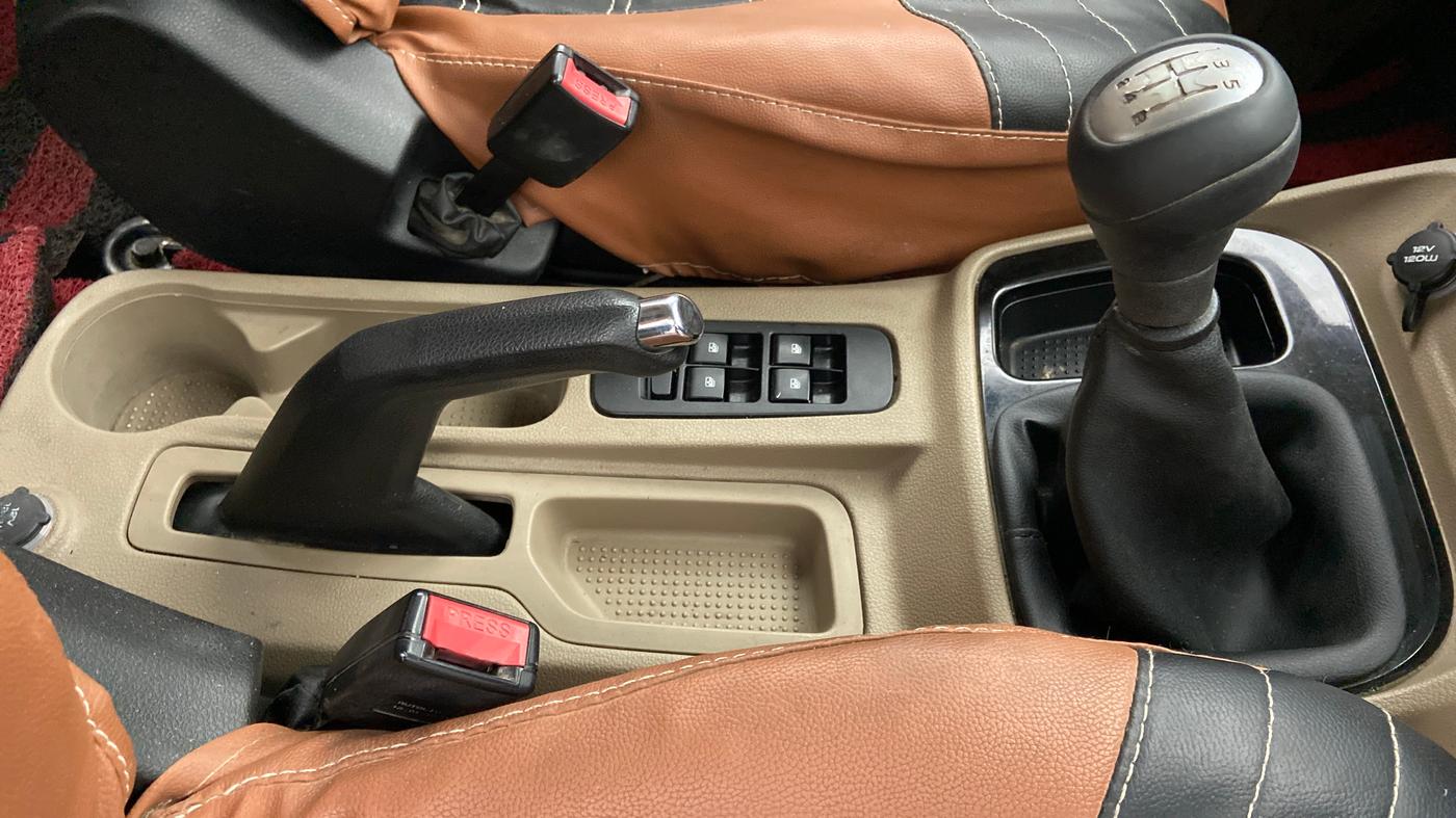 2019 Mahindra TUV300 T10 DUAL TONE, Diesel, Manual, 70,065 km, Gear Lever
