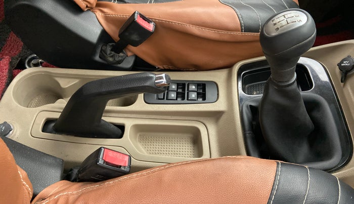 2019 Mahindra TUV300 T10 DUAL TONE, Diesel, Manual, 70,065 km, Gear Lever