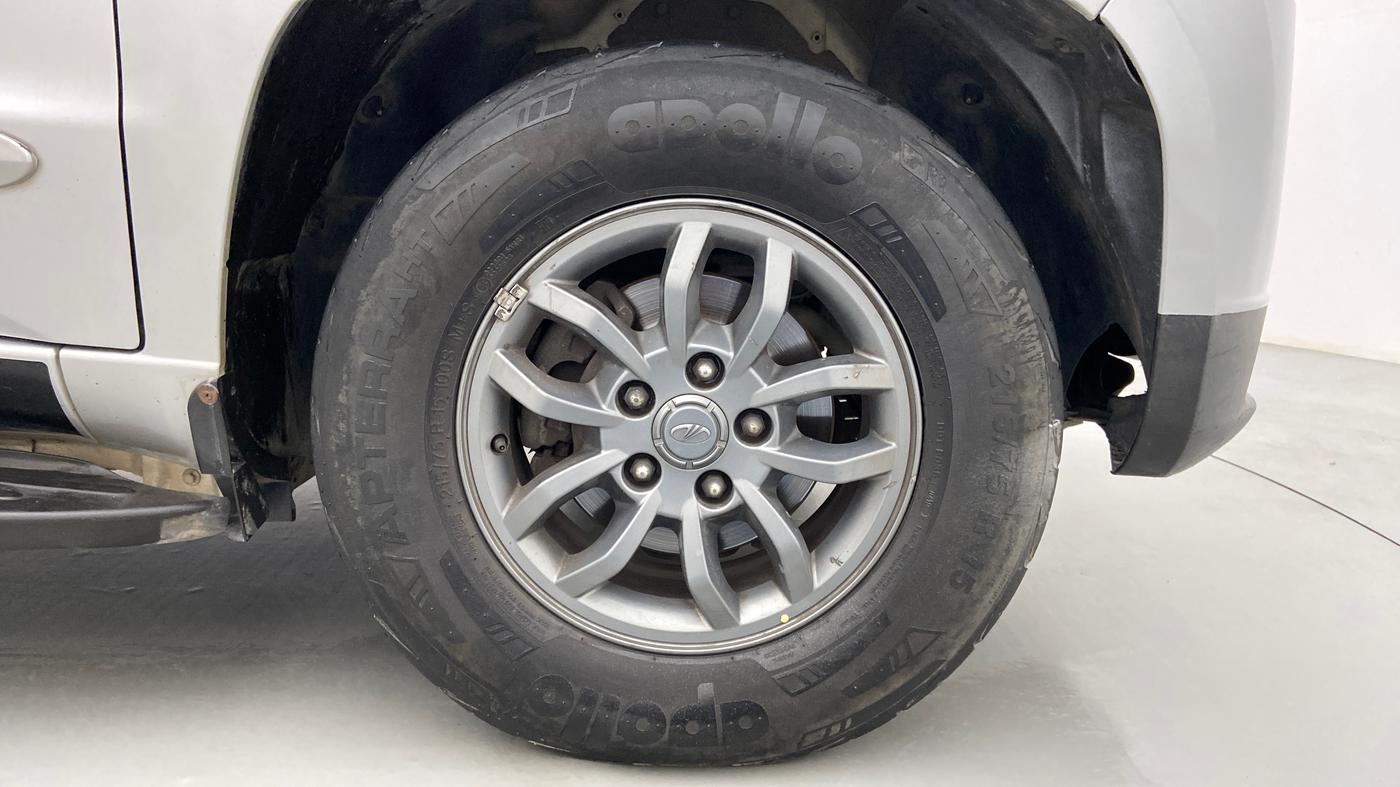2019 Mahindra TUV300 T10 DUAL TONE, Diesel, Manual, 70,065 km, Right Front Wheel