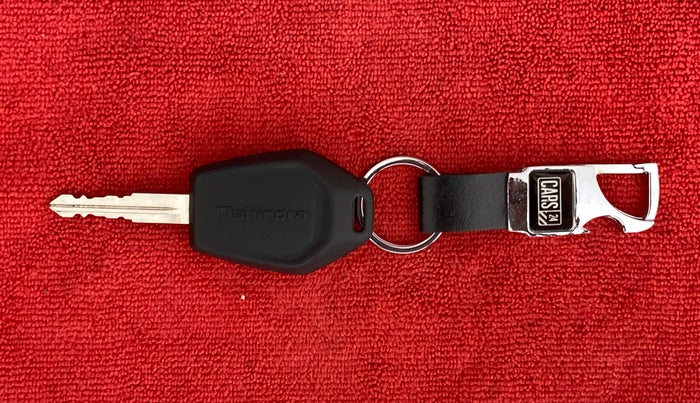 2019 Mahindra TUV300 T10 DUAL TONE, Diesel, Manual, 70,065 km, Key Close Up