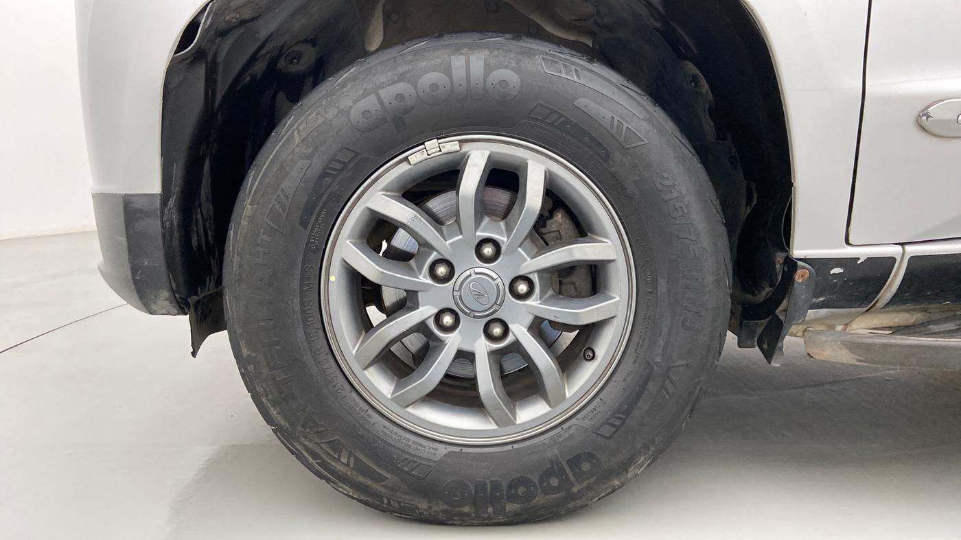 2019 Mahindra TUV300 T10 DUAL TONE, Diesel, Manual, 70,065 km, Left Front Wheel