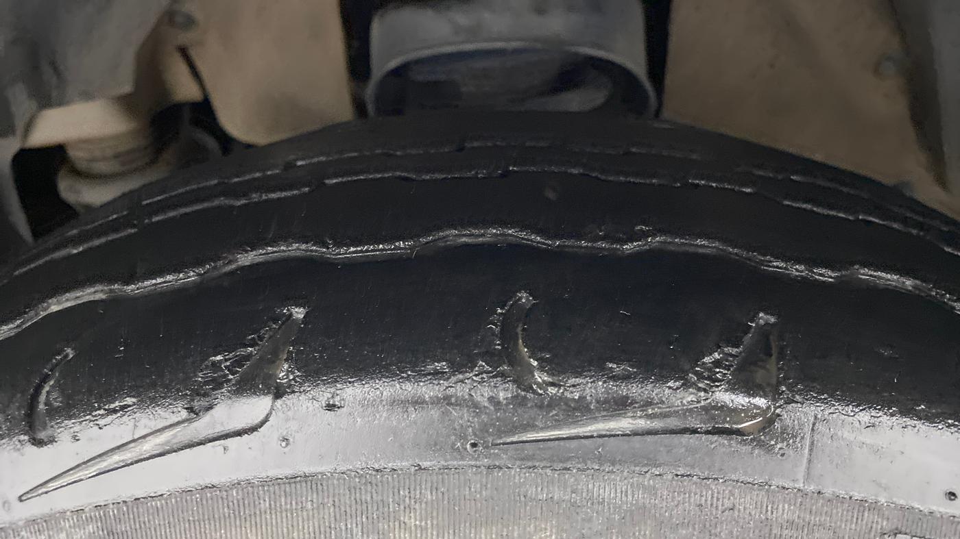 2019 Mahindra TUV300 T10 DUAL TONE, Diesel, Manual, 70,065 km, Left Front Tyre Tread