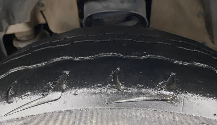 2019 Mahindra TUV300 T10 DUAL TONE, Diesel, Manual, 70,065 km, Left Front Tyre Tread