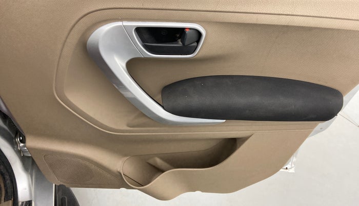 2019 Mahindra TUV300 T10 DUAL TONE, Diesel, Manual, 70,065 km, Driver Side Door Panels Control