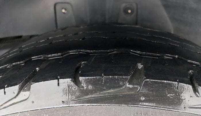 2019 Mahindra TUV300 T10 DUAL TONE, Diesel, Manual, 70,065 km, Left Rear Tyre Tread