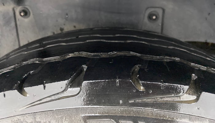 2019 Mahindra TUV300 T10 DUAL TONE, Diesel, Manual, 70,065 km, Right Rear Tyre Tread